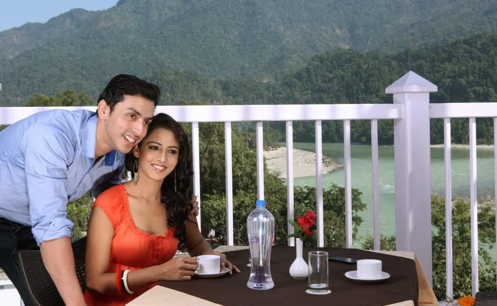 Rooftop dining with a valley view at an EllBee property